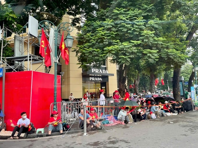 Từ nhiều giờ trước khi lễ diễu binh, diễu hành bắt đầu, người dân đã có mặt và ngồi chờ trên vỉa hè các tuyến phố trung tâm.