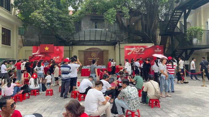 Trạm phát nước và chụp ảnh photobooth miễn phí với đông đảo người dân xếp hàng tại trụ sở Sở Văn hóa và Thể thao Hà Nội.