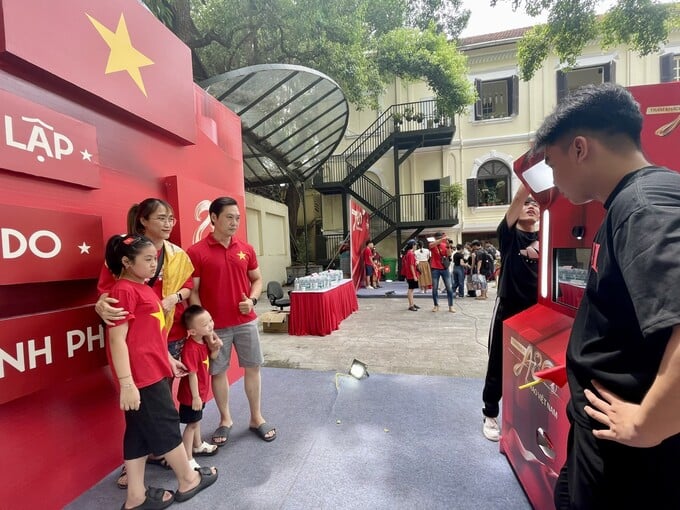 Người dân chụp ảnh photobooth miễn phí.