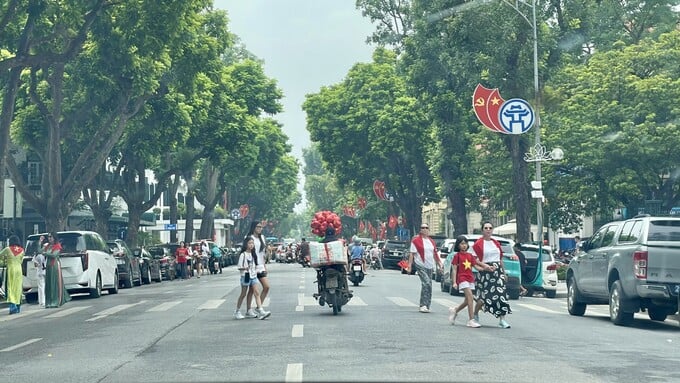 Người dân đi chơi dịp nghỉ lễ 2/9.