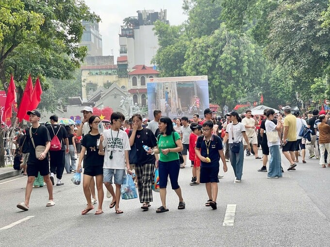 Người dân tập trung tại khu vực Tượng đài cảm tử