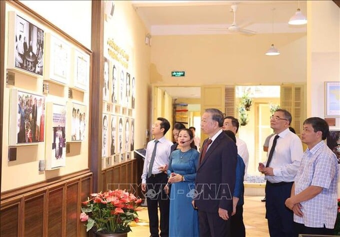 Tổng Bí thư Tô Lâm xem trưng bày tại di tích 48 Hàng Ngang. Ảnh: Thống Nhất/TTXVN