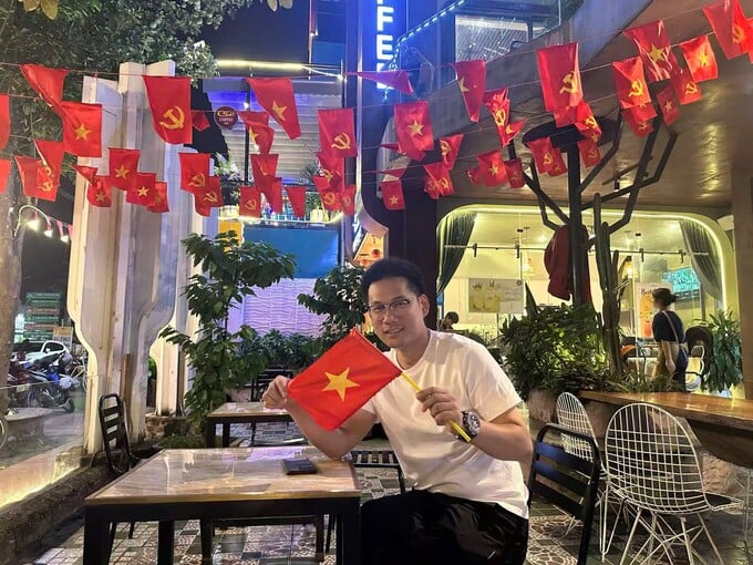 Hình ảnh đồng nghiệp Việt Nam cùng mặc áo cờ đỏ sao vàng hát vang bài ca Như có Bác Hồ trong ngày vui đại thắng khiến Anh He Jin Min vô cùng xúc động.