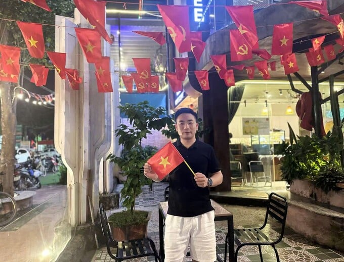 Anh Xiong Cong Min với lá cờ đỏ sao vàng trên tay.