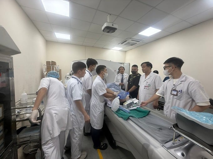 PGS Đào Xuân Cơ và PGS Nguyễn Văn Chi trực tiếp kiểm tra và động viên các y bác sĩ đang làm nhiệm vụ tại bệnh viện trong ngày nghỉ 1/9 - Ảnh: VGP/HM