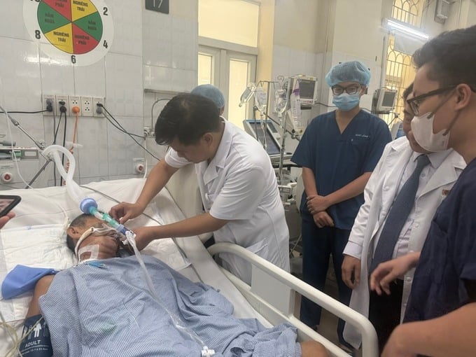 Giám đốc Bệnh viện trực tiếp kiểm tra sức khỏe người bệnh - Ảnh: VGP/HM