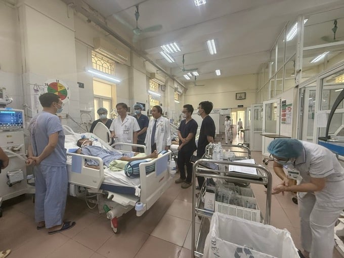 Dù ngày nghỉ, các bác sĩ vẫn tất bật công việc cứu chữa người bệnh như ngày thường - Ảnh: VGP/HM