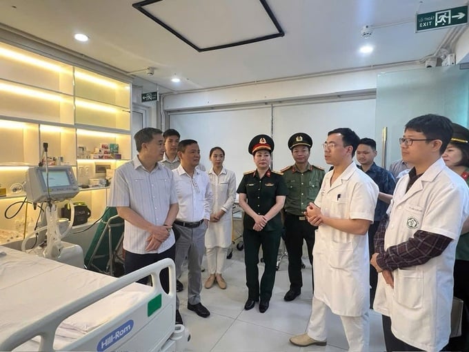 Thứ trưởng Bộ Y tế kiểm tra tổ y tế trực phòng ICU của Bệnh viện Bạch Mai