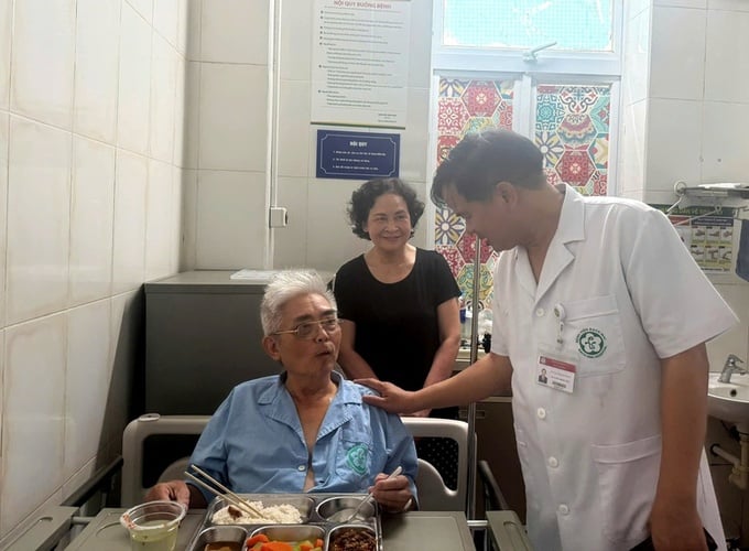 PGS Đào Xuân Cơ thăm hỏi sức khỏe người bệnh - Ảnh: VGP/HM