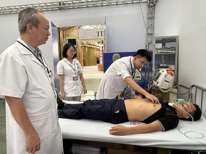 Diễn tập giả định tình huống cấp cứu bệnh nhân để ứng phó, xử trí kịp thời, thuần thục, chính xác, sẵn sàng với mọi tình huống tại Triển lãm thành tựu kinh tế - xã hội.