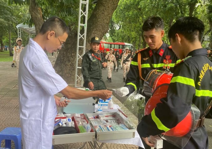 Anh Ngô Hùng Sơn (Trạm Y tế phường Hai Bà Trưng) tham gia đảm bảo y tế tại Công viên Thống Nhất.