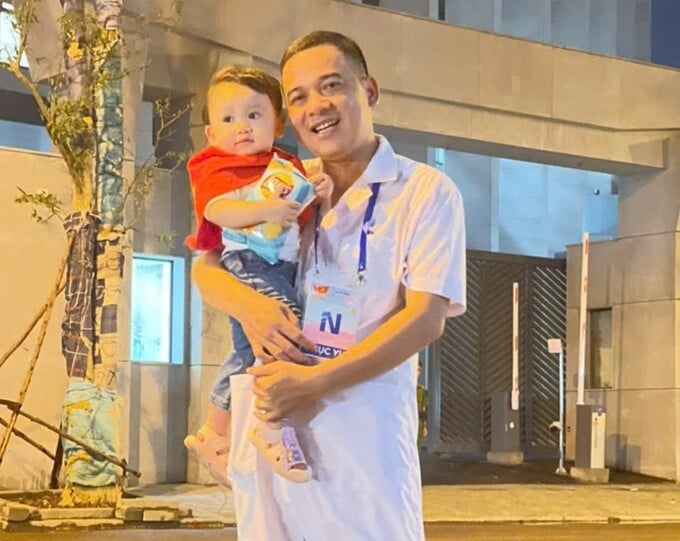 Anh Lê Văn Huỳnh chụp ảnh cùng con gái tại điểm trực Ga Hà Nội.