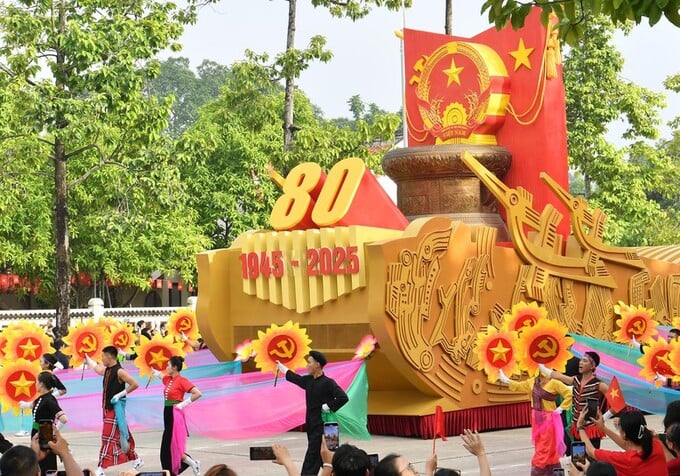 Xe mô hình biểu tượng 80 năm ngày Cách mạng tháng Tám thành công (19/8/1945-19/8/2025) và Quốc khánh nước Cộng hòa xã hội chủ nghĩa Việt Nam (02/9/1945-02/9/2025) - Ảnh: VGP