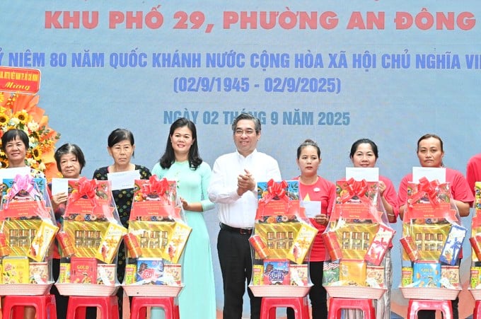 Đồng chí Nguyễn Phước Lộc và đồng chí Dương Thị Huyền Trâm, Trưởng Ban Công tác xã hội (Ủy ban MTTQ Việt Nam TPHCM) trao quà đến người dân. Ảnh: VIỆT DŨNG