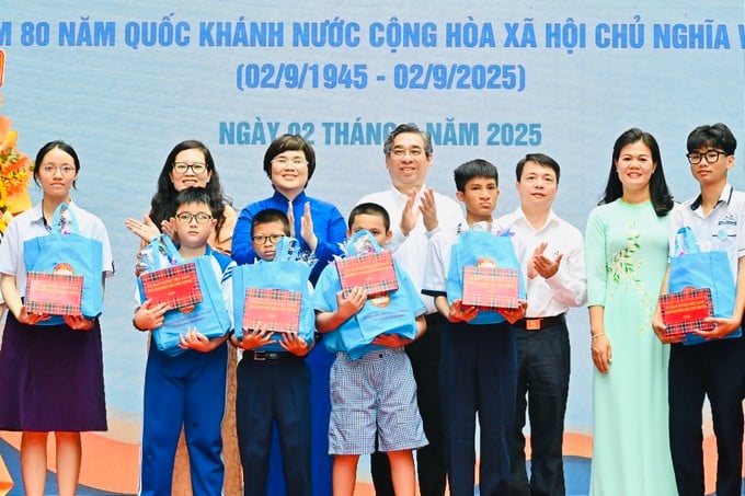 Đồng chí Nguyễn Phước Lộc và Bí thư Đảng ủy, Chủ tịch HĐND phường An Đông Trương Minh Kiều trao quà đến các em nhỏ. Ảnh: VIỆT DŨNG