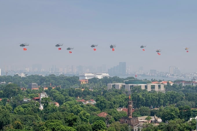 Biên đội trực thăng Mi-171, Mi-17, Mi-8, mang cờ Đảng, cờ Tổ quốc tung bay trên Quảng trường Ba Đình lịch sử - Ảnh: VGP