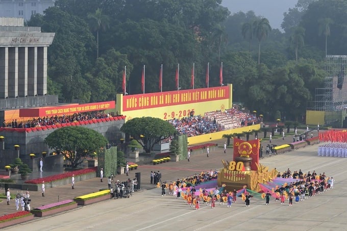 Xe mô hình biểu tượng 80 năm ngày Cách mạng tháng Tám thành công (19/8/1945-19/8/2025) và Quốc khánh nước Cộng hòa xã hội chủ nghĩa Việt Nam (02/9/1945-02/9/2025) - Ảnh: VGP