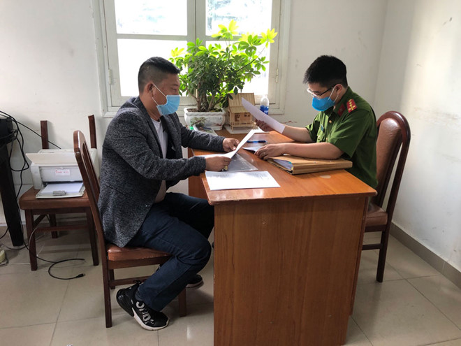 Bị can Nguyễn Văn Hùng nhận quyết định khởi tố tại trụ sở Công an TP.Đà Lạt. ẢNH: LÂM VIÊN