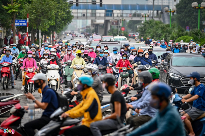 Theo Phó thủ tướng Vũ Đức Đam, không cách ly xã hội nhưng người dân vẫn cần hạn chế ra ngoài. Ảnh: Việt Linh.