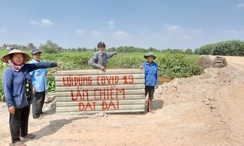 Người dân cắm bảng thông báo để ngăn chủ đầu tư san lấp lấn vào đất của mình