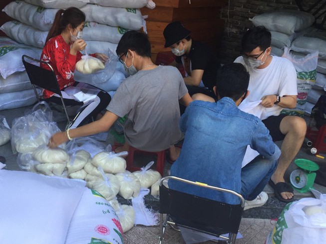 Hằng ngày, lực lượng tình nguyện luôn sẵn sàng chuẩn bị gạo, trứng để phát cho người dân. Ảnh: HỮU ĐĂNG