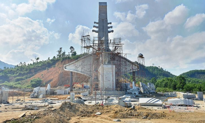 Tượng đài chiến thắng Khâm Đức được xây dựng trên một quả đồi rộng lớn