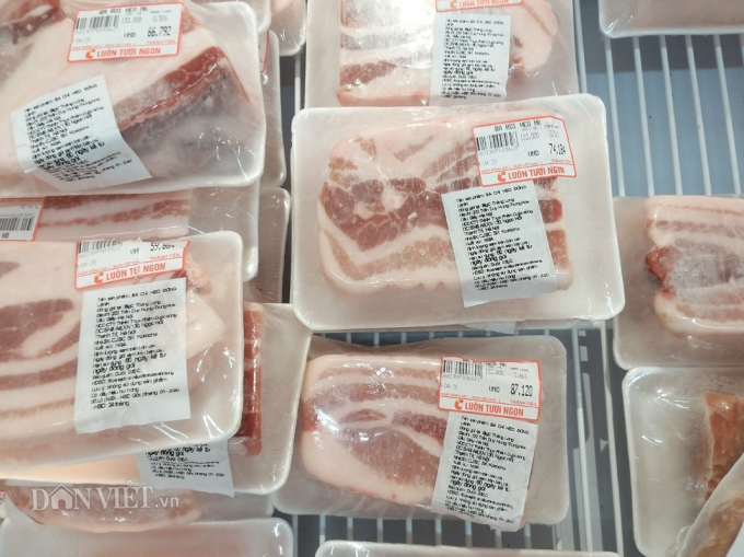 Các sản phẩm thịt lợn đông lạnh bày bán tại siêu thị Big C Thăng Long có giá thấp hơn thị trường, chợ dân sinh khoảng từ 10.000 đồng trên dưới 20.000 đồng/kg.