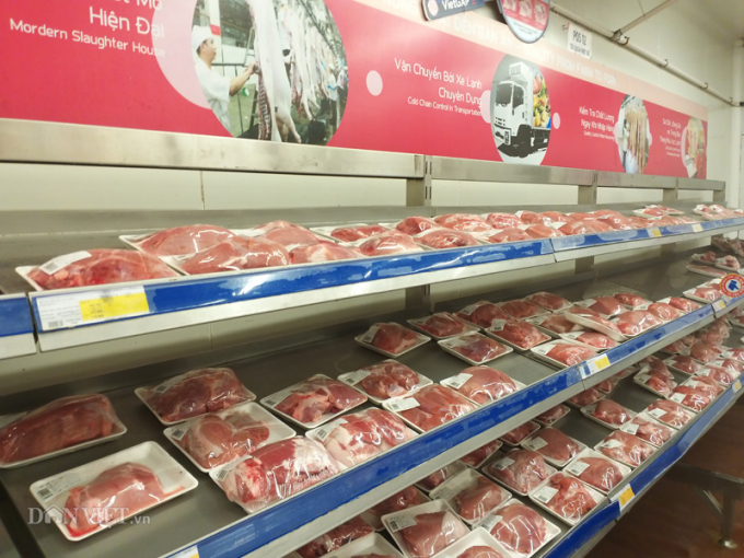 Các sản phẩm thịt lợn mát của các công ty, doanh nghiệp sản xuất trong nước bày bán tại siêu thị Mega Market Thăng Long có giá luôn cao hơn thịt đông lạnh nhập khẩu khoảng trên 10.000 đồng đến 20.000 đồng/kg.
