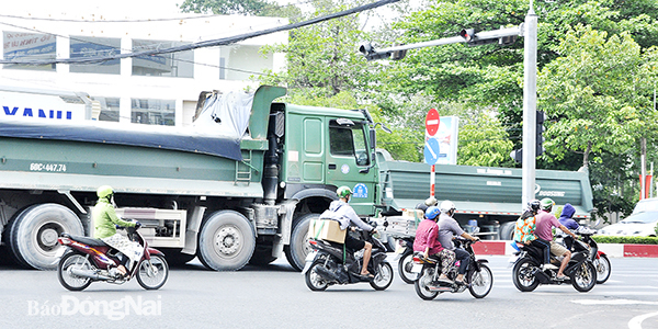 Xe tải hạng nặng lưu thông trên đường Nguyễn Ái Quốc đoạn gần khu vực Trung tâm Hội nghị và tổ chức sự kiện tỉnh (TP.Biên Hòa). Ảnh: V.Nguyên