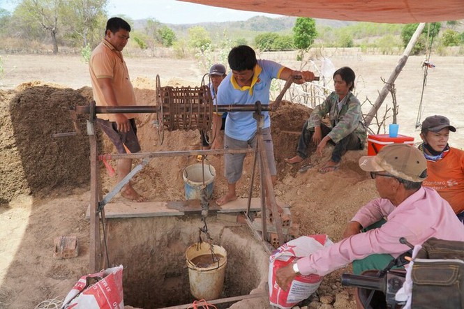 Người dân xã Thuận Hòa, huyện Hàm Thuận Bắc đào giếng gần bìa rừng để tìm nước sinh hoạt. Ảnh: Việt Quốc.