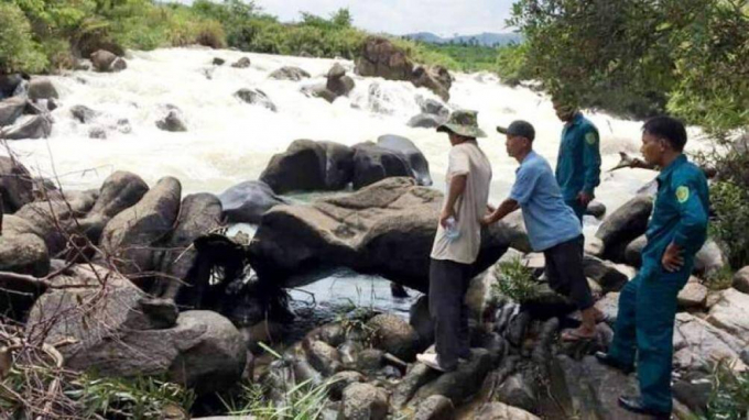 Lực lượng cứu hộ tìm kiếm nạn nhân