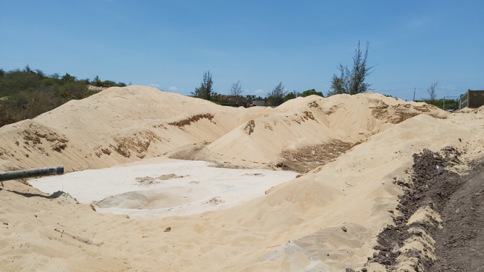 Khu vực khai thác khoáng sản trái phép là đồi cát. ẢNH: NGUYỄN LONG