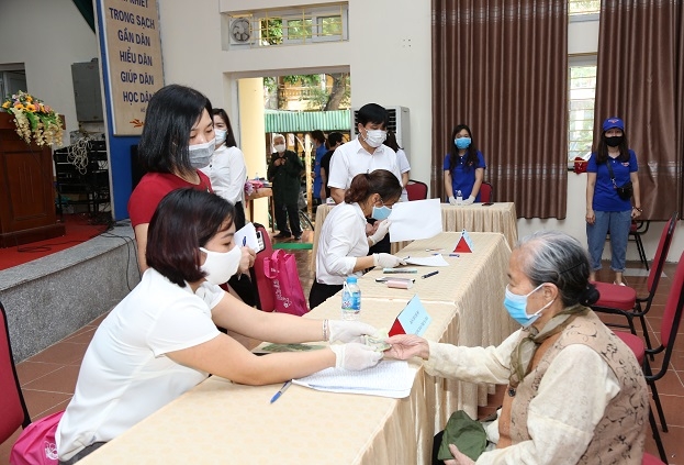 Nhiều địa phương đã thực hiện chi trả tiền hỗ trợ cho nhóm đối tượng người có công, người nghèo, bảo trợ xã hội...