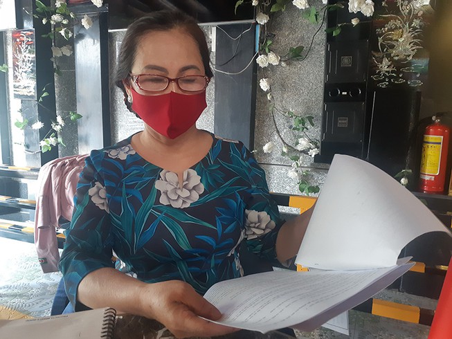 Bà Hoàng Thị Hoa trình bày về vụ việc. Ảnh: NGUYỄN HIỀN