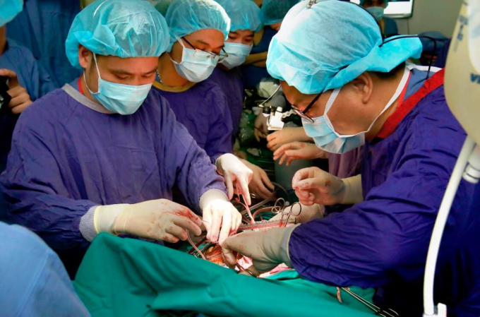 Các bác sĩ thực hiện ca ghép phổi tại BV Việt Đức
