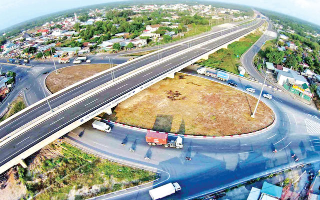 Đường cao tốc TP Hồ Chí Minh - Long Thành - Dầu Giây đưa vào vận hành đã phần nào đáp ứng nhu cầu vận tải, phục vụ phát triển kinh tế - xã hội khu vực. Ảnh: Hương Giang