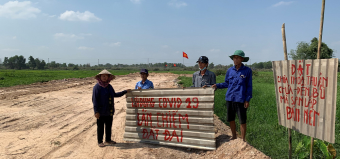 Người dân bức xúc phản đối chủ đầu tư chưa đền bù đã san lấp đất của họ