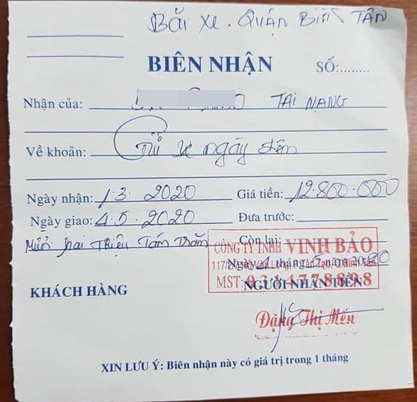 Biên nhận thu tiền gửi xe 12,8 triệu đồng - Ảnh: T.L.