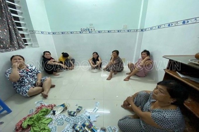 Công an bắt quả tang 07 đối tượng đang đánh bài ăn tiền tại nhà của Lê Thị Huệ