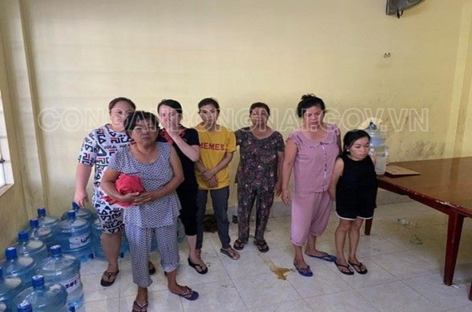 Đối tượng Lý Thị Huệ (người mặc áo đen, đứng đầu tính từ phải qua)