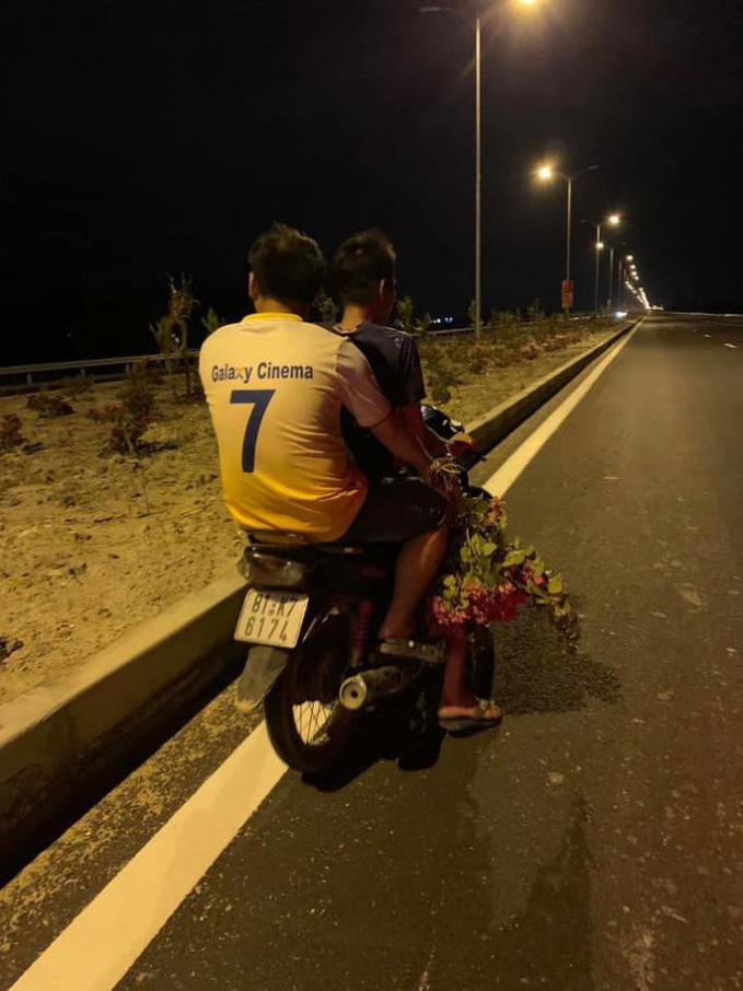 Hai thanh niên đi xe máy đến QL 19 mới nhổ trộm hoa trong đêm tối