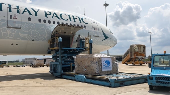 Các thiết bị bảo hộ y tế trong lô 5 triệu sản phẩm được chuyển lên máy bay. Ảnh: SCS.