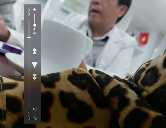 Trên danh nghĩa của TMV Gangwhoo, Bác sĩ Hoàng tư vấn treo ngực, thu quầng vú, hút mỡ bụng cho PV (ngày 21/3/2020, ảnh cắt từ clip).