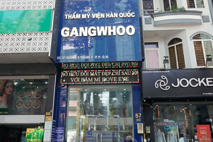 Được cấp phép là Phòng khám chuyên khoa thẩm mỹ, nhưng Gangwhoo lại treo biển là Thẩm mỹ viện Hàn Quốc Gangwhoo tại chi nhánh số 57, đường 3/2, phường 11, quận 10, TP Hồ Chí Minh.