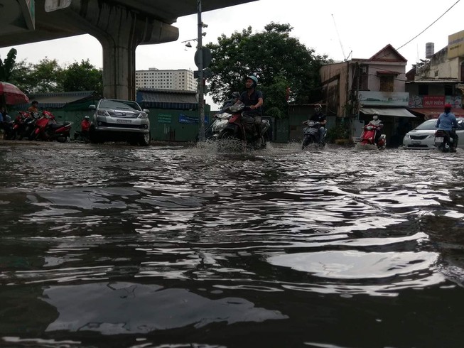 Người dân chật vật di chuyển trong biển nước. Ảnh: CTV.