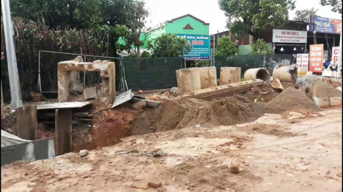 Nhiều ống cống thoát nước đặt ngổn ngang làm ảnh hưởng tới hộ kinh doanh