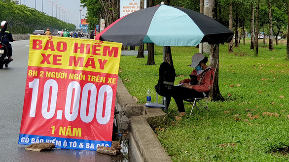 Một điểm bán bảo hiểm bắt buộc trách nhiệm dân sự của chủ xe cơ giới ngay tại lòng đường ở TP.HCM - Ảnh: BÔNG MAI