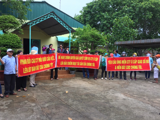Người dân kéo đi đòi tố cáo Công ty Ô Cấp lén bán đất của họ.