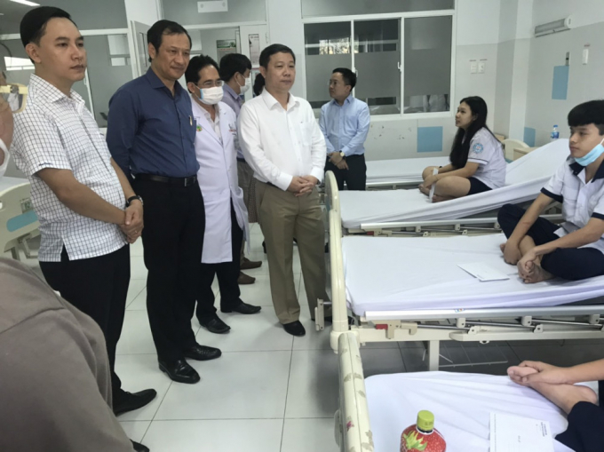 Đại diện Ủy ban nhân dân TPHCM đến thăm các em học sinh bị tai nạn - Ảnh: Bệnh viện Nhi Đồng 2 cung cấp