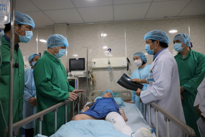 Lãnh đạo thành phố, lãnh đạo Sở Giáo dục và Đào tạo nghe giám đốc Bệnh viện chấn thương chỉnh hình Sài Gòn - ITO báo cáo về các trường hợp đang điều trị tại đây - Ảnh: Trung tâm báo chí